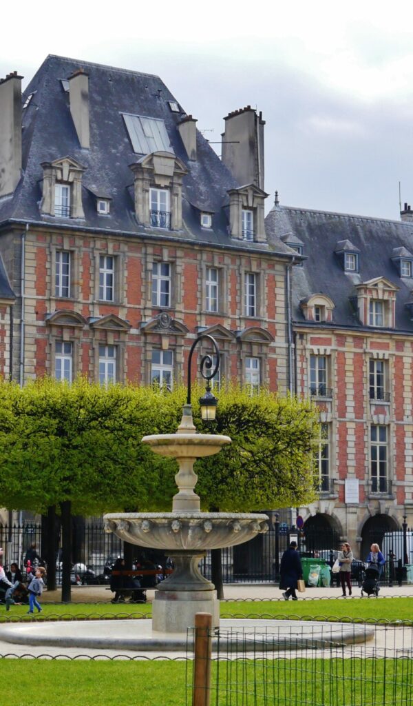 Place des Vosges derrière l\'hôtel